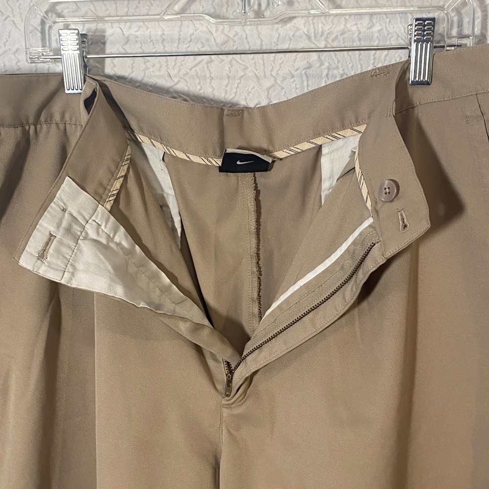 Nike Golf Men's Khaki Flat Front Shorts Lightweight Size 40 Dadcore Comfort - Picture 3 of 6